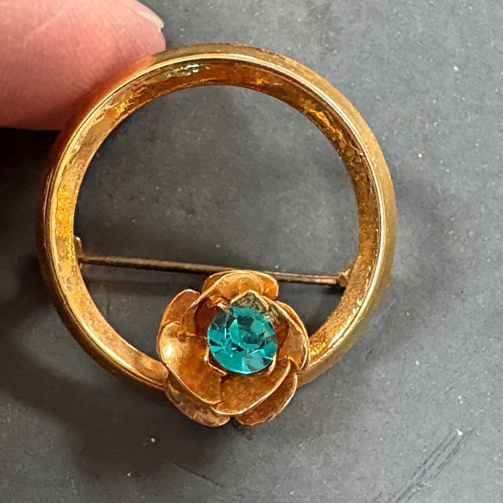 Elegant Gold Circle Brooch with Teal Gem